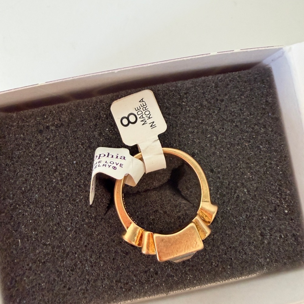 Sophia Gold Ring with Unique Design - Picture 4 of 9